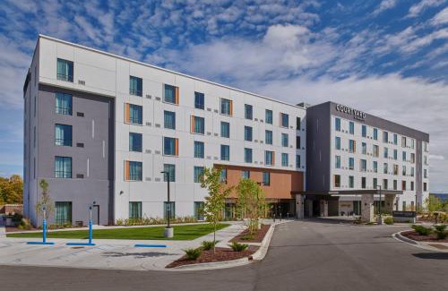 Petoskey Hotel | Elegant Stay at Courtyard by Marriott Petoskey, Oceanfront Pool