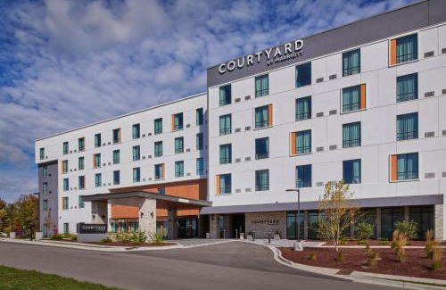 Petoskey Hotel | Elegant Stay at Courtyard by Marriott Petoskey, Oceanfront Pool