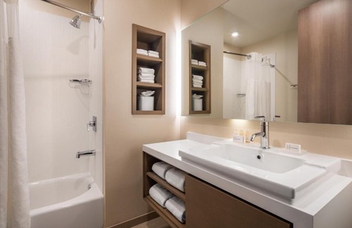 Downtown Phoenix Hotel | Elegant Courtyard by Marriott Phoenix Downtown with Pool Access