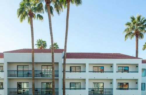 North Mountain Hotel | Discover Courtyard by Marriott Phoenix North with Pool & Views