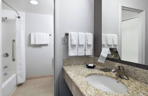 Moon Township Hotel | Comfortable Stay at Courtyard by Marriott Pittsburgh Airport