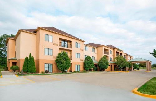 Springfield Hotel | Relax at Courtyard by Marriott Springfield with Pool & Ocean View