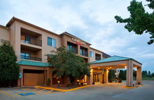 Springfield Hotel | Relax at Courtyard by Marriott Springfield with Pool & Ocean View
