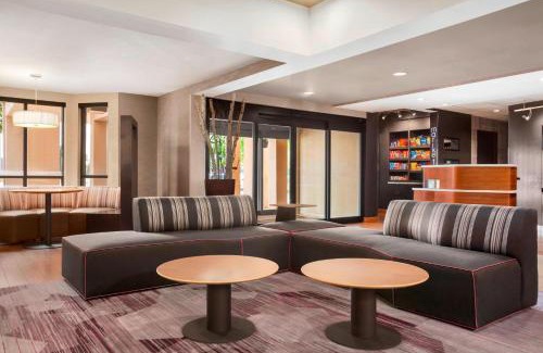 Springfield Hotel | Relax at Courtyard by Marriott Springfield with Pool & Ocean View