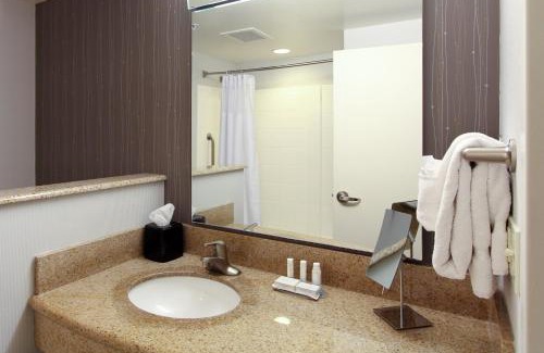 Salina Hotel | Relax at Courtyard Salina: Pool, Spa & Great Reviews