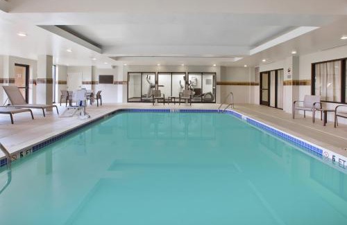 Somerset Hotel | Relax at Courtyard by Marriott Somerset with Pool Access