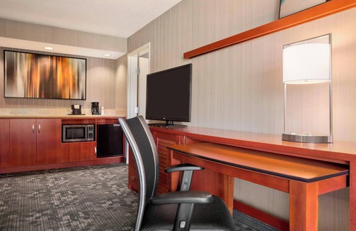 Springfield Hotel | Highly Rated Courtyard by Marriott Springfield with Pool