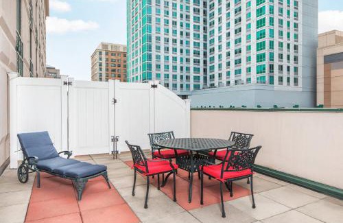 Downtown Hotel | Stylish Courtyard by Marriott Stamford Downtown with Pool