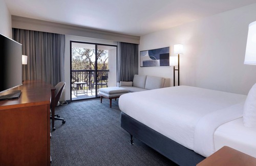 Bearss Plaza Hotel | Discover Comfort at Courtyard by Marriott Tampa North