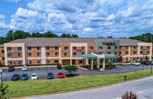 Troy Hotel | Pet-Friendly Courtyard by Marriott Troy with Pool Access