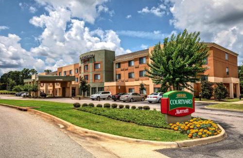 Troy Hotel | Pet-Friendly Courtyard by Marriott Troy with Pool Access