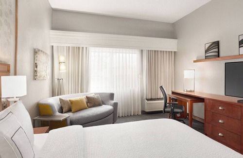 Tupelo Hotel | Bright Retreat at Courtyard By Marriott Tupelo with Pool & Spa