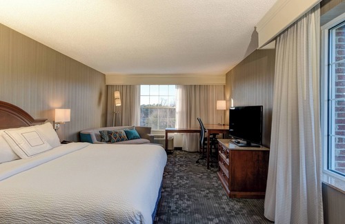 Chapel Hill Hotel | Inviting Courtyard by Marriott Chapel Hill with Pool & Spa