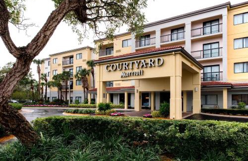 Coral Springs Hotel | Relax at Courtyard by Marriott Coral Springs with Poolside Fun