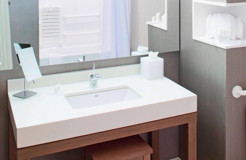 Midlothian Hotel | Inviting Courtyard by Marriott Dallas with Pool & Dining