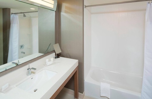 Midlothian Hotel | Inviting Courtyard by Marriott Dallas with Pool & Dining
