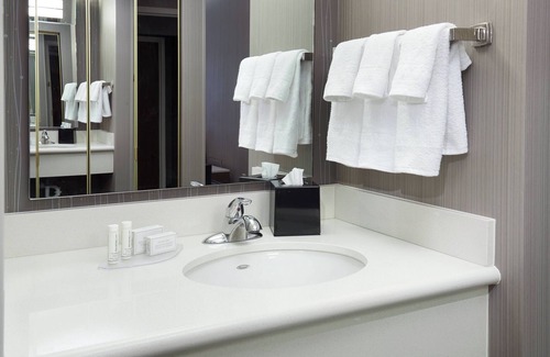 North Olmsted Hotel | Relaxing Courtyard by Marriott Near Cleveland Airport