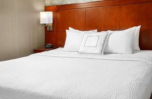 Far North Central Hotel | Family-Friendly Courtyard by Marriott Near Six Flags