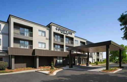 Valdosta Hotel | Inviting Courtyard by Marriott Valdosta with Pool & Dining