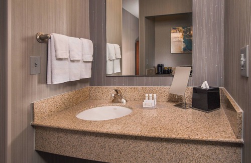 Chantilly Hotel | Convenient Stay at Courtyard by Marriott Dulles Airport
