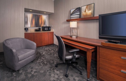 Chantilly Hotel | Convenient Stay at Courtyard by Marriott Dulles Airport