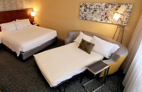 York Hotel | Relax at Courtyard by Marriott York with Pool & Spa