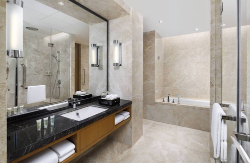 Zhengdong New Area Hotel | Top-Rated Courtyard by Marriott Zhengzhou East with Dining