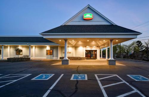 Hyannis Hotel | Discover Cape Cod Hyannis: Poolside Family-Friendly Retreat