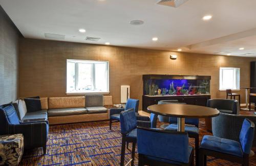 Hyannis Hotel | Discover Cape Cod Hyannis: Poolside Family-Friendly Retreat
