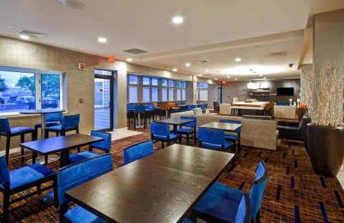 Hyannis Hotel | Discover Cape Cod Hyannis: Poolside Family-Friendly Retreat