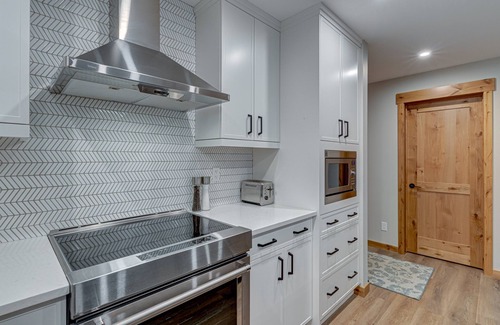 Canmore Condo | Pet-Friendly Getaway: 10/10 Rated Condo with Spa & Kitchen