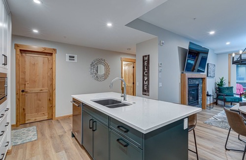 Canmore Condo | Pet-Friendly Getaway: 10/10 Rated Condo with Spa & Kitchen