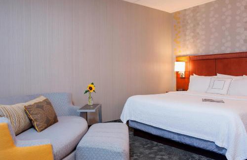 Glenview Hotel | Inviting Courtyard Chicago Glenview/Northbrook with Pool Access