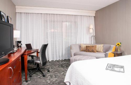 Glenview Hotel | Inviting Courtyard Chicago Glenview/Northbrook with Pool Access