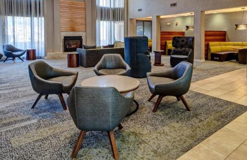 St. Charles Hotel | Inviting Courtyard Chicago St. Charles with Pool & Breakfast
