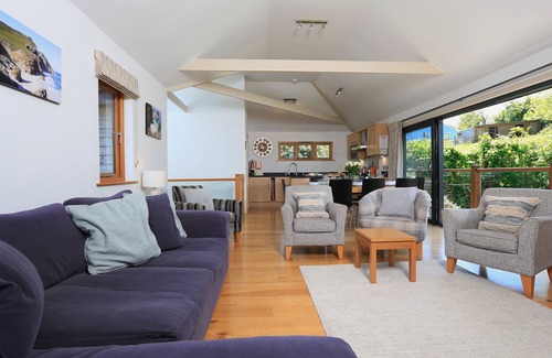 Totnes Cottage | Family-Friendly Courtyard Cottage with Pool in Dartmouth