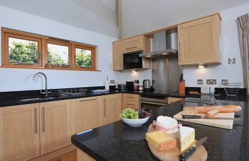 Totnes Cottage | Family-Friendly Courtyard Cottage with Pool in Dartmouth