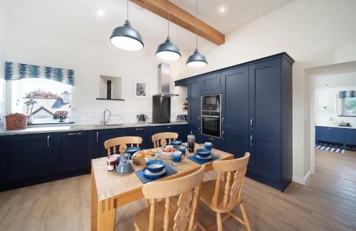 Barnstaple House | Cozy Courtyard Cottage - Perfect for Families and Getaways