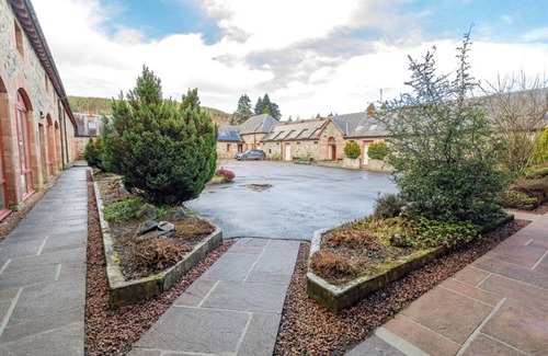 Tomich Cottage | Cozy Courtyard Cottage in the Scottish Highlands for 4