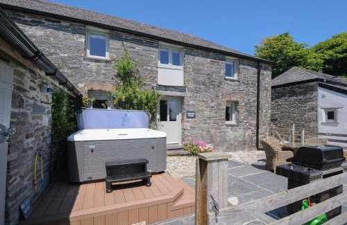 Delabole House | Pet-Friendly Courtyard Cottage in Helland Barton Farm