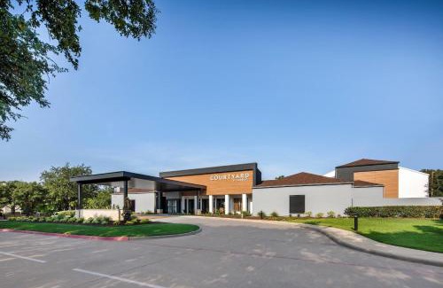 Addison Hotel | Inviting Courtyard Dallas Addison Midway with Pool Access