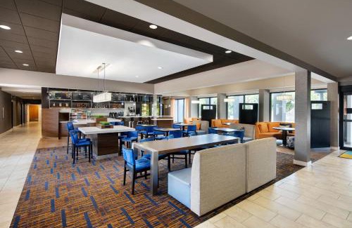 Addison Hotel | Inviting Courtyard Dallas Addison Midway with Pool Access