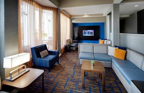 Addison Hotel | Inviting Courtyard Dallas Addison Midway with Pool Access