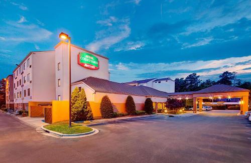 Croasdaile Farm Master Hotel | Cozy Courtyard Durham: Pool & Dining Near Duke University