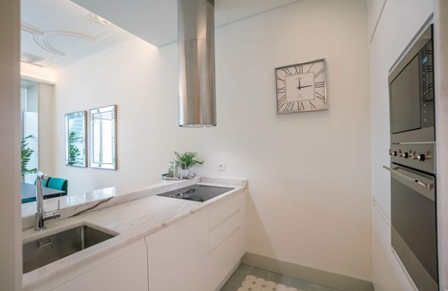 Lisbon Old Town Apartment | Elegant Ocean View Apartment with Spa and Breakfast Options