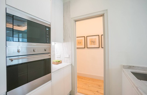 Lisbon Old Town Apartment | Elegant Ocean View Apartment with Spa and Breakfast Options