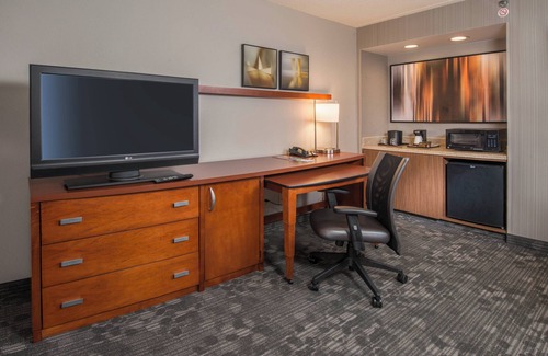 Fairfax Hotel | Discover Courtyard Fairfax Fair Oaks with Pool & Spa Amenities