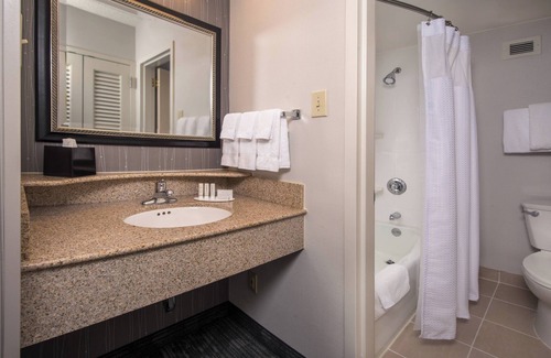 Fairfax Hotel | Discover Courtyard Fairfax Fair Oaks with Pool & Spa Amenities