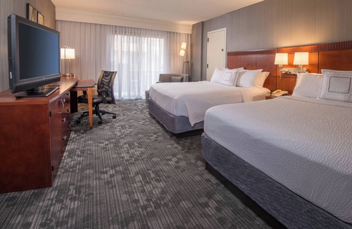 Fairfax Hotel | Discover Courtyard Fairfax Fair Oaks with Pool & Spa Amenities