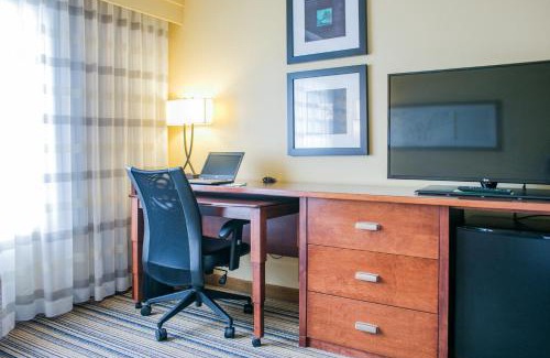 Moorhead Hotel | Welcoming Courtyard Fargo Moorhead: Pet-Friendly & Pool Access